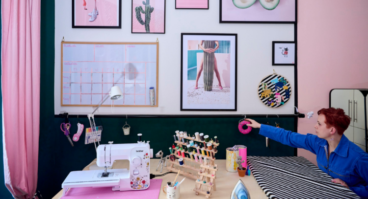 Justine Guillermou dans son atelier à Londres