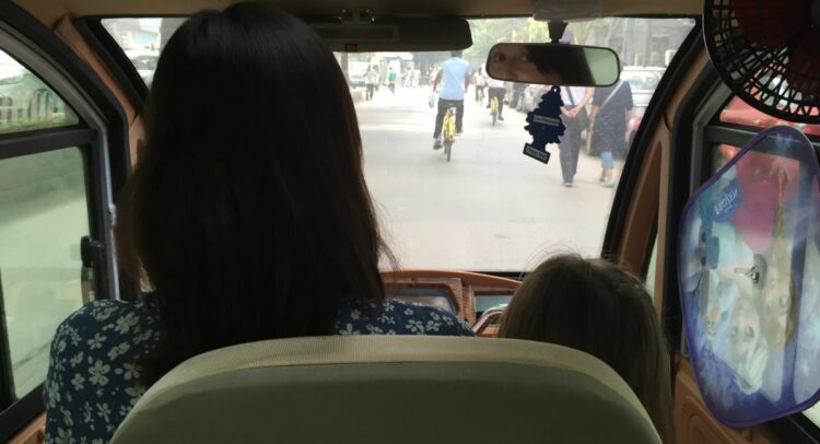 Cécile Viarouge dans son tuk-tuk électrique en Chine (archives personnelles)