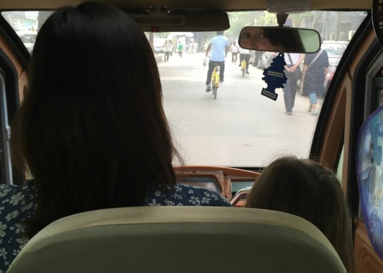 Cécile Viarouge dans son tuk-tuk électrique en Chine (archives personnelles)