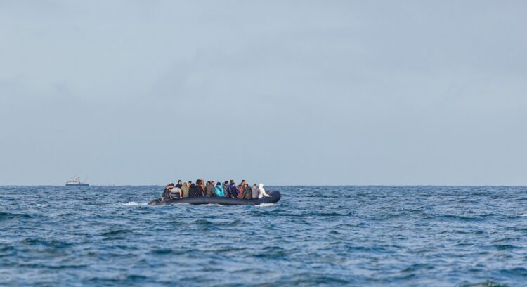Des migrants sur un bateau traversant la Manche entre la France et le Royaume-Uni en direction du port de Douvres