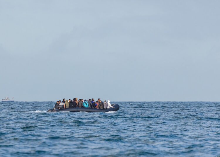 Des migrants sur un bateau traversant la Manche entre la France et le Royaume-Uni en direction du port de Douvres